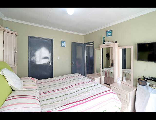4 BEDROOM HOUSE FOR SALE IN COSMO CITY